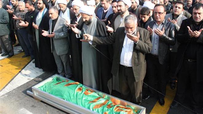 حسن إيرلو الرابع بدءا من اليسار في جنازة والدته حسن إيرلو الرابع بدءا من اليسار في جنازة والدته